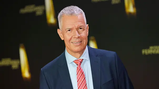 Peter Kloeppel bei der Verleihung des Deutschen Fernsehpreises 2021 im Tanzbrunnen.  - Foto: IMAGO / Future Image