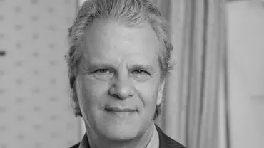 Peter Sattmann in schwarz/weiß anlässlich seines Todes - Foto: IMAGO / Hogreve Peter Sattmann in schwarz/weiß anlässlich seines Todes - Foto: IMAGO / Hogreve