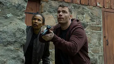 Chelsea Arrington und Peter Sutherland gehen in Deckung. - Foto: CHRISTOPHER SAUNDERS/NETFLIX