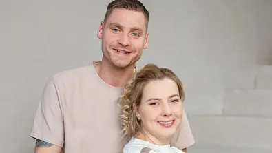 Peter und Sarafina Wollny lächeln in die Kamera. - Foto: RTL ZWEI
