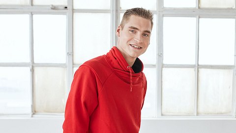 Peter Wollny, hier in rotem Pulli, hat sich bei einem Unfall heftig verletzt - Foto:  © RTL 2