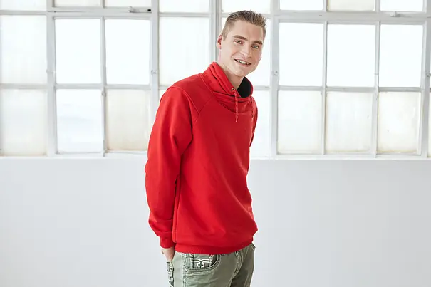 Peter Wollny, hier in rotem Pulli, hat sich bei einem Unfall heftig verletzt - Foto:  © RTL 2