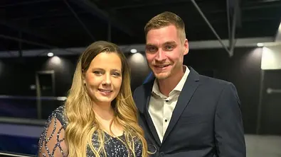 Peter Wollny und Sarafina Wollny in Anzug und Kleid. - Foto: Instagram/Peter-Wollny