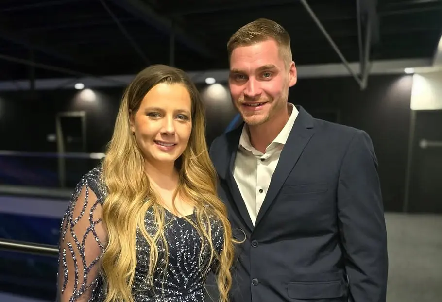 Peter Wollny und Sarafina Wollny in Anzug und Kleid.