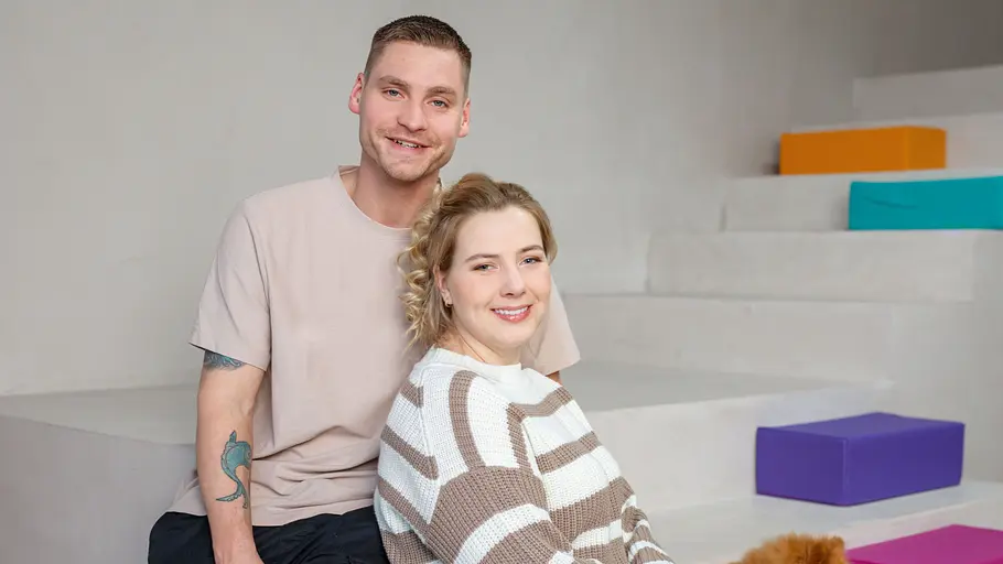 Peter und Sarafina Wollny Peter und Sarafina Wollny sitzen auf einer Treppe mit bunten Elementen.