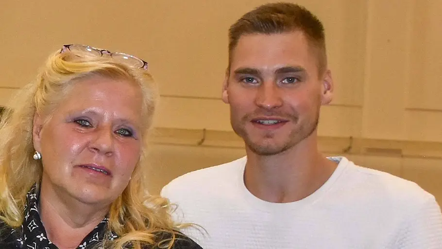 Peter und Silvia Wollny stehen lächelnd nebeneinander.