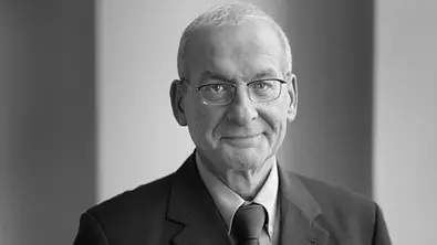 Raus aus den Schulden-Star Peter Zwegat - Foto: RTL / Stefan Gregorowius