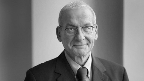 Raus aus den Schulden-Star Peter Zwegat - Foto: RTL / Stefan Gregorowius