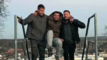 Vor dem großen Streit mit Silvia Wollny: Peter Wollny und Florian Köster tragen Servet Özbek eine Treppe hoch und lachen.  - Foto: RTLZWEI