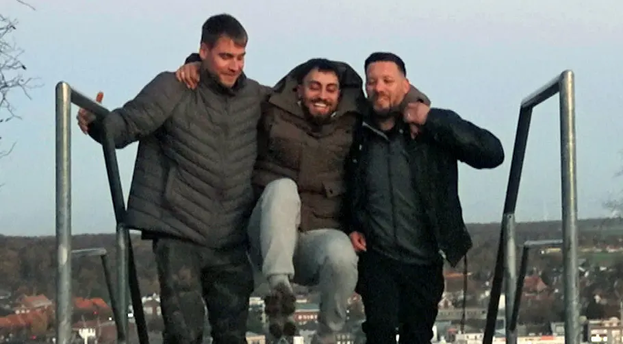 Vor dem großen Streit mit Silvia Wollny: Peter Wollny und Florian Köster tragen Servet Özbek eine Treppe hoch und lachen. 