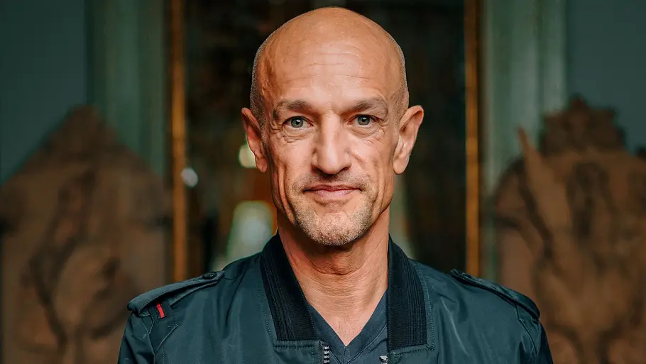 Peyman Amin ist Modelagent. Peyman Amin lächelt leicht in die Kamera.