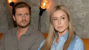 Philip und Jessica schauen ernst in die Ferne. - Foto: RTL / Rolf Baumgartner Philip und Jessica schauen ernst in die Ferne. - Foto: RTL / Rolf Baumgartner