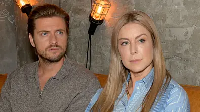 Philip und Jessica schauen ernst in die Ferne. - Foto: RTL / Rolf Baumgartner Philip und Jessica schauen ernst in die Ferne. - Foto: RTL / Rolf Baumgartner