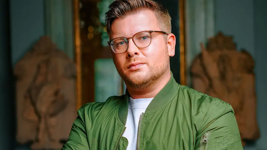 Philipp Fleiter ist Podcaster. Philipp Fleiter mit verschränkten Armen und ernstem Blick.