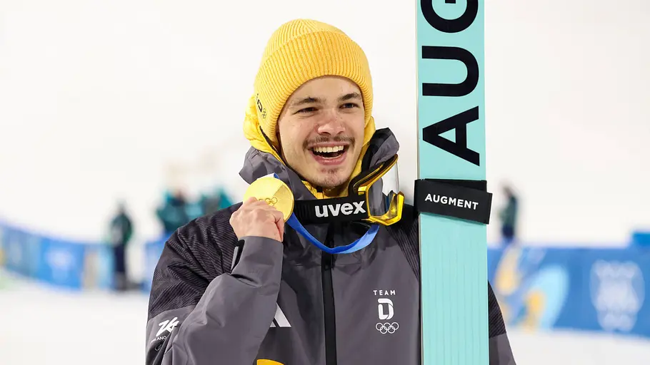 Philipp Raimund hält seine Goldmedaille in der Hand Philipp Raimund hält nach seinem Olympiasieg seine Goldmedaille in der Hand