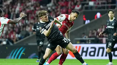 Philipp Treu (SC Freiburg, 29) im Zweikampf mit Rodrigo Salazar beim Spiel gegen Sporting Braga - Foto: IMAGO / STEINSIEK.CH