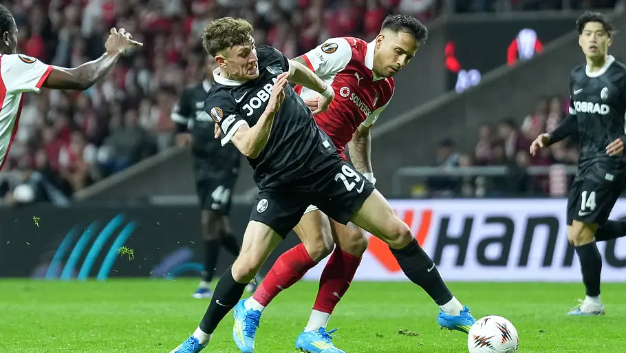 Philipp True im Zweikampf mit Rodrigo Salazar Philipp Treu (SC Freiburg, 29) im Zweikampf mit Rodrigo Salazar beim Spiel gegen Sporting Braga
