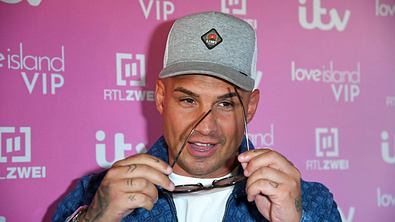 Pietro Lombardi bei der LOVE ISLAND VIP-Kino-Premiere. Er hält eine Sonnenbrille in der Hand und hat den Mund leicht geöffnet. Sein Blick geht nach unten auf den Boden. - Foto: IMAGO / Gartner