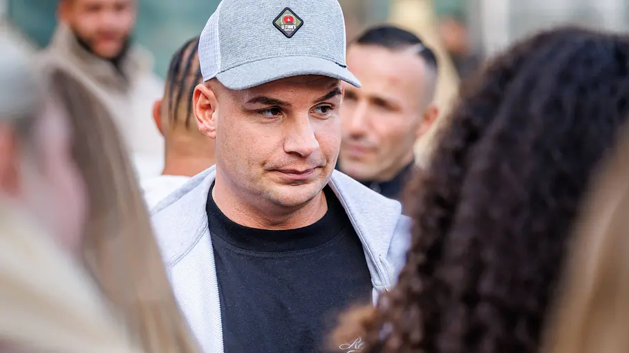 Pietro Lombardi umringt von Fans Pietro Lombardi spricht über seine Bühnen-Zukunft