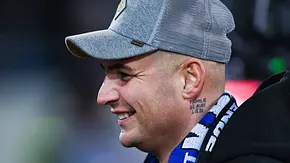 Pietro Lombardi mit grauer Kappe und blauem Schal, lacht befreit! - Foto: IMAGO / DeFodi Images