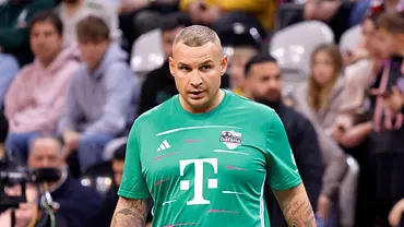 Pietro Lombardi steht mit einem grünen T-Shirt und ernster Miene auf dem Fußballplatz. Hinter ihm sitzen die Zuschauer. - Foto: IMAGO / Panama Pictures