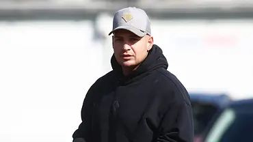 Pietro Lombardi trägt eine graue Kappe und eine schwarzen Hoodie. - Foto: IMAGO / Jan Huebner Pietro Lombardi trägt eine graue Kappe und eine schwarzen Hoodie. - Foto: IMAGO / Jan Huebner