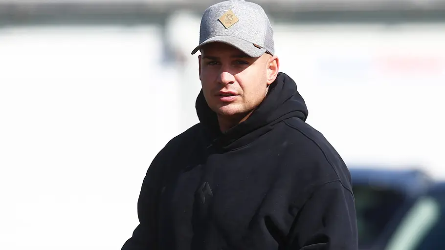 Pietro Lombardi Pietro Lombardi trägt eine graue Kappe und eine schwarzen Hoodie.