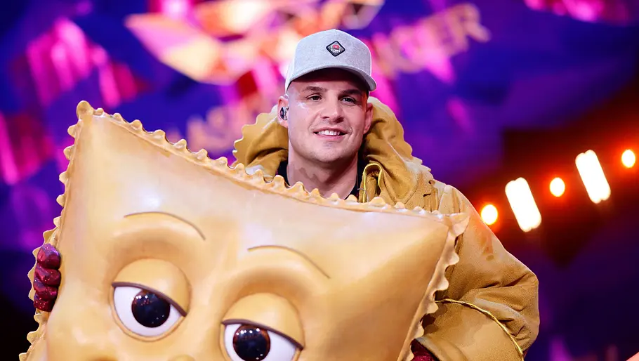 Pietro Lombardi. Pietro Lombardi im Finale von The Masked Singer 2025 mit seiner RAVE-IOLI-Maske in der Hand.