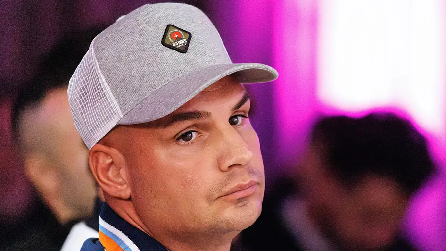 Pietro Lombardi Pietro Lombardi guckt genervt zur Seite. Er trägt eine graue Kappe.