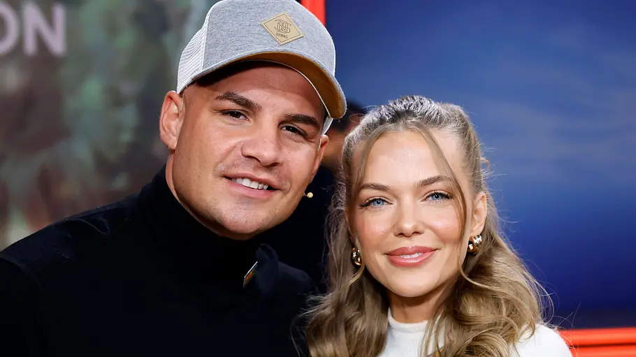 Pietro Lombardi und Laura Maria Rypa Pietro Lombardi und Laura Maria Rypa stehen nebeneinander und lächeln in die Kamera. Er trägt eine graue Kappe und ein schwarzes Oberteil. Sie trägt ein weißes Oberteil.