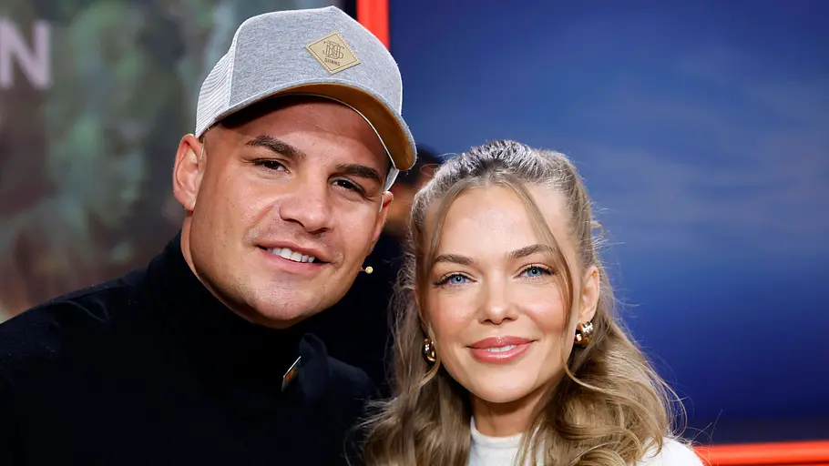 Pietro Lombardi und Laura Maria Rypa Pietro Lombardi und Laura Maria Rypa stehen nebeneinander und lächeln in die Kamera. Er trägt eine graue Kappe und ein schwarzes Oberteil. Sie trägt ein weißes Oberteil.