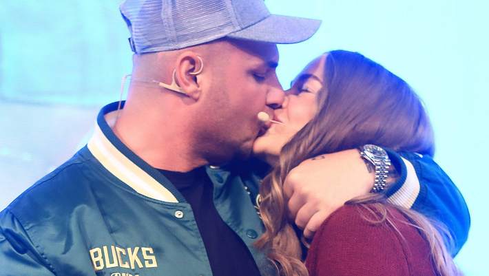 Pietro Lombardi und Laura Maria Rypa küssen sich. Sie freuen sich über die Taufe ihres Sohnes Amelio. - Foto: IMAGO / pictureteam