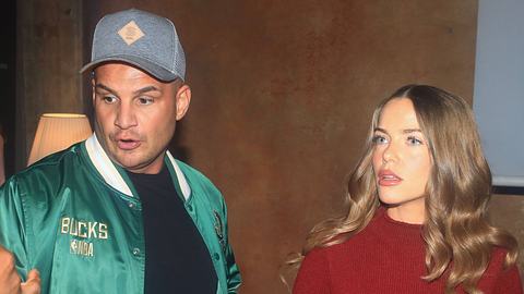 Pietro Lombardi und Laura Maria stehen ernst nebeneinander. Sie trägt ein langärmliges Kleid, er trägt eine grüne Jacke. - Foto: IMAGO / pictureteam