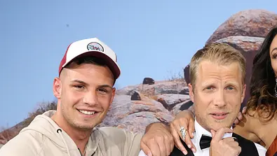 Pietro Lombardi und Oliver Pocher 2017 auf dem Roten Teppich bei der Preview von Global Gladiators in der Astor Film Lounge in Berlin.  - Foto: IMAGO / Eventpress