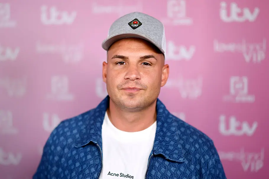 Pietro Lombardi mit Cap blickt direkt in die Kamera