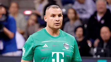 Pietro Lombardi trägt ein grünes Fußball-Shirt und schaut mit ernster Miene in die Ferne. - Foto: IMAGO / Panama Pictures Pietro Lombardi trägt ein grünes Fußball-Shirt und schaut mit ernster Miene in die Ferne. - Foto: IMAGO / Panama Pictures