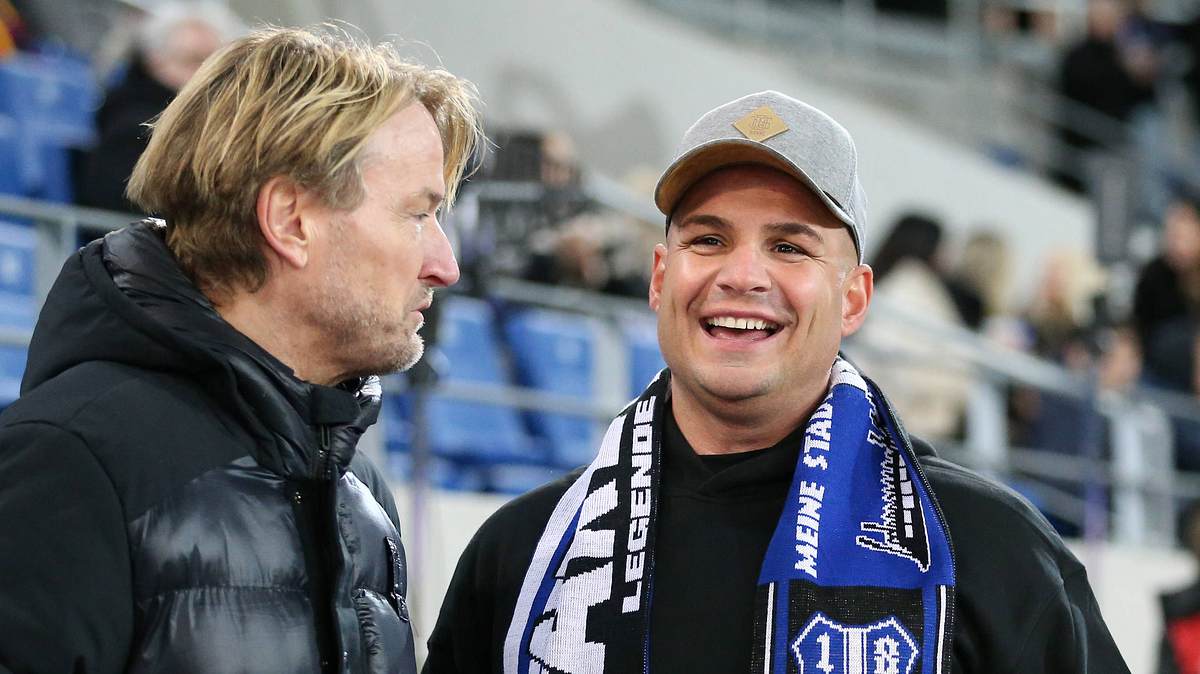 Pietro Lombardi nach Trennung umgezogen? Pietro Lombardi bei einem Besuch im Fußballstadion lachend mit einem Karlsruhe-Schal um den Hals.