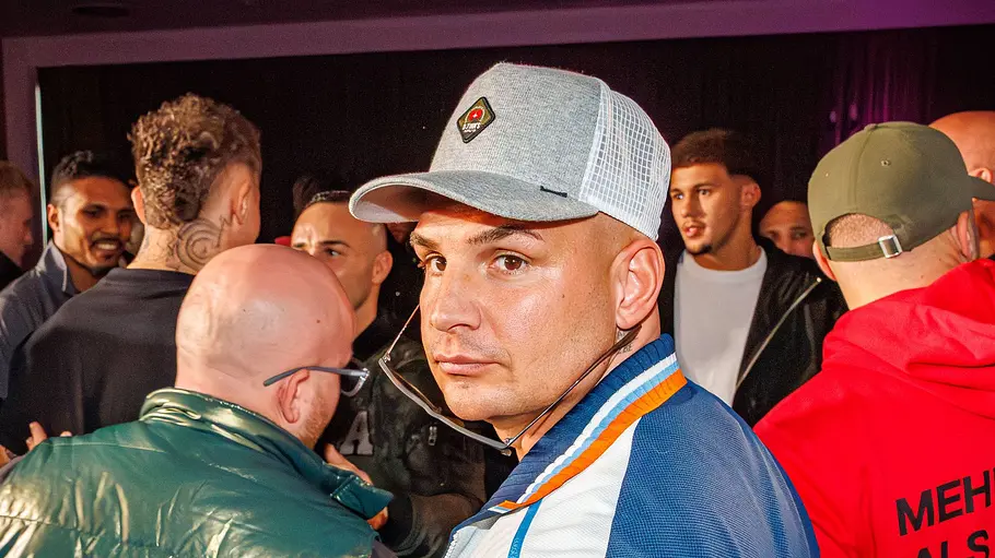 Hat Pietro Lombardi eine neue Freundin? Pietro Lombardi schaut ertappt. Wurde er mit seiner neuen Freundin abgelichtet?