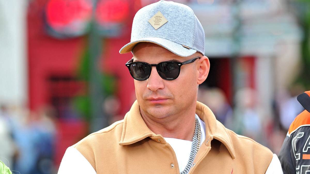 Pietro Lombardi kommt seinen Kritikern zuvor. Pietro Lombardi trägt Sonnenbrille und Cap und schaut ernst.