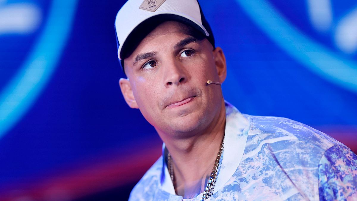 Pietro Lombardi leckt sich die Lippen und blickt zur Seite