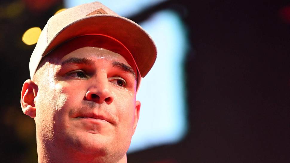 Pietro Lombardi, schwitzend und mit blauem Shirt und Kappe, schaut ernst zur Seite - Foto: IMAGO / nicepix.world