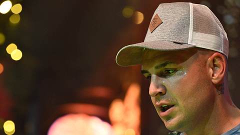 Pietro Lombardi verschwitzt mit Kappe und blauem Shirt. Er schaut mit offenem Mund zu Boden. - Foto:  IMAGO / nicepix.world