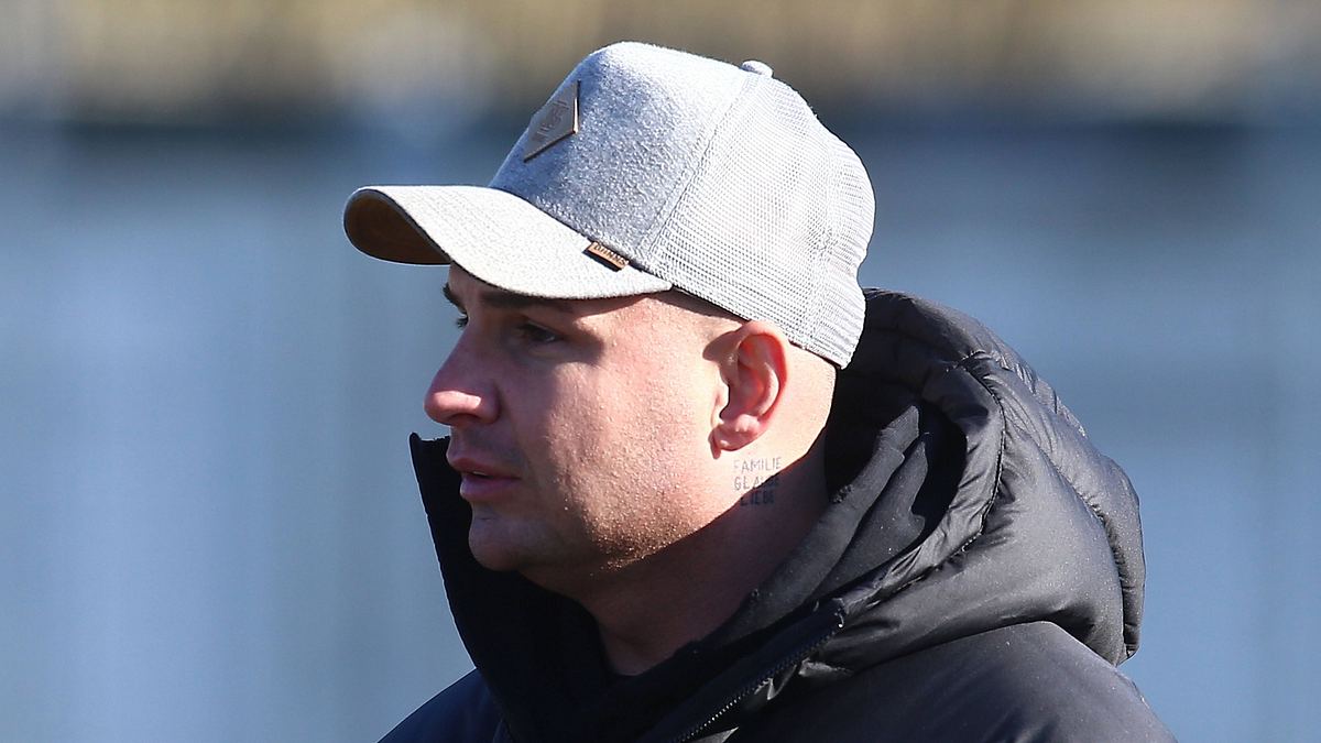 Wo ist Pietro Lombardi jetzt Pietro Lombardi trägt eine schwarze North-Face-Jacke und eine graue Kappe und schaut betrügt in die Ferne