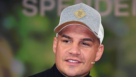 Pietro Lombardi mit Cap und Mikro. - Foto: IMAGO / Eventflash