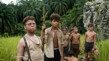Piggy, Ralph (v. l. David McKenna, Winston Sawyers) und Simon (Ike Talbut, r.) sind drei der vier Hauptfiguren in dieser Geschichte – in deren Verlauf sie alle zu Außenseitern werden. - Foto: Sky/J Redza
