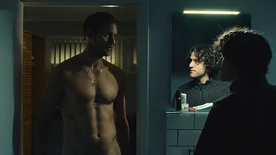 Alexander Skarsgård steht nackt vor Harry Melling, der vor einem Spiegel steht und Skarsgård überwältigt ansieht. - Foto: Element Pictures PLN Limited, British Broadcasting Corporation and the British Film Institute
