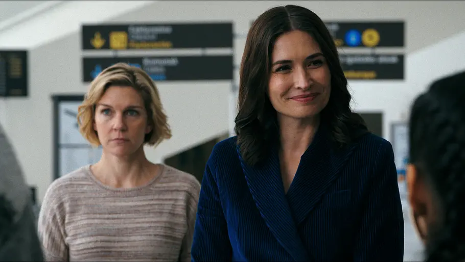 Carol kann Zosia nun nicht mehr trauen. Carol und Zosia am Flughafen.