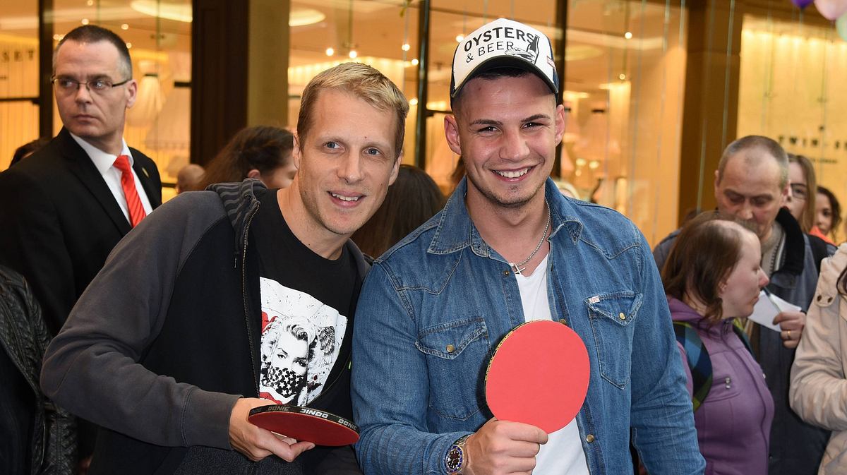 Pietro Lombardi, Oliver Pocher lachend und mit Tischtennischlägern beim Promi Charity Event Lass uns Lachen in der Mall of Berlin in Berlin am 18.03.2017
