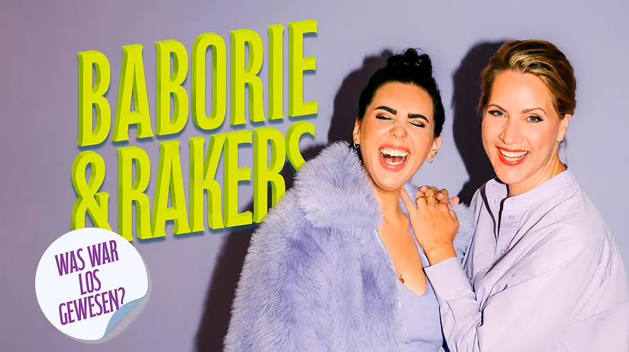Ariana Baborie und Judith Rakers lachen in die Kamera und posieren eng nebeneinander vor lilafarbenem Hintergrund, daneben der Schriftzug „Baborie & Rakers“ sowie das Podcast-Logo „Was war los gewesen?“.