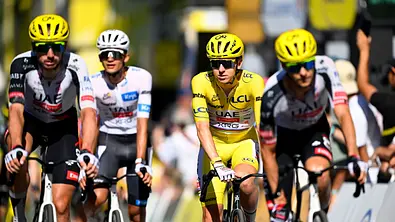 Pogacar Tadej bei der Tour de France 2026 umgeben von seinem Team - Foto: IMAGO / Photo News